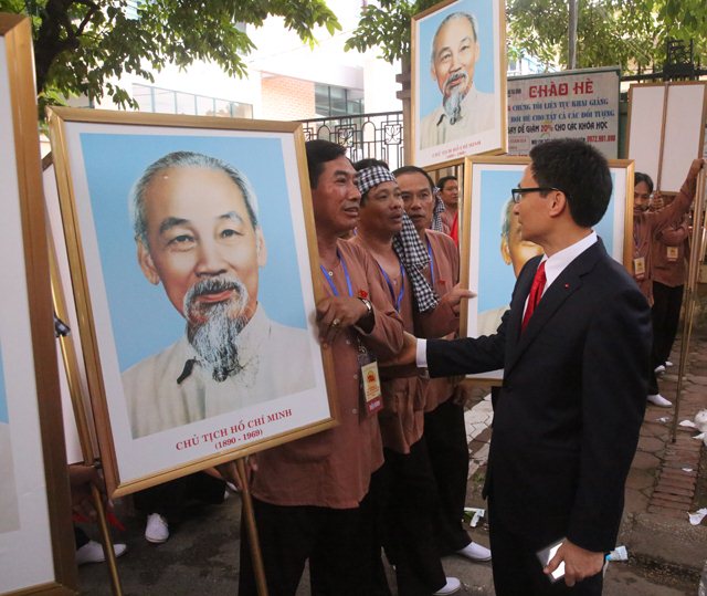 Phó Thủ tướng động viên các bác nông dân tham gia diễu hành trong Tết Độc lập